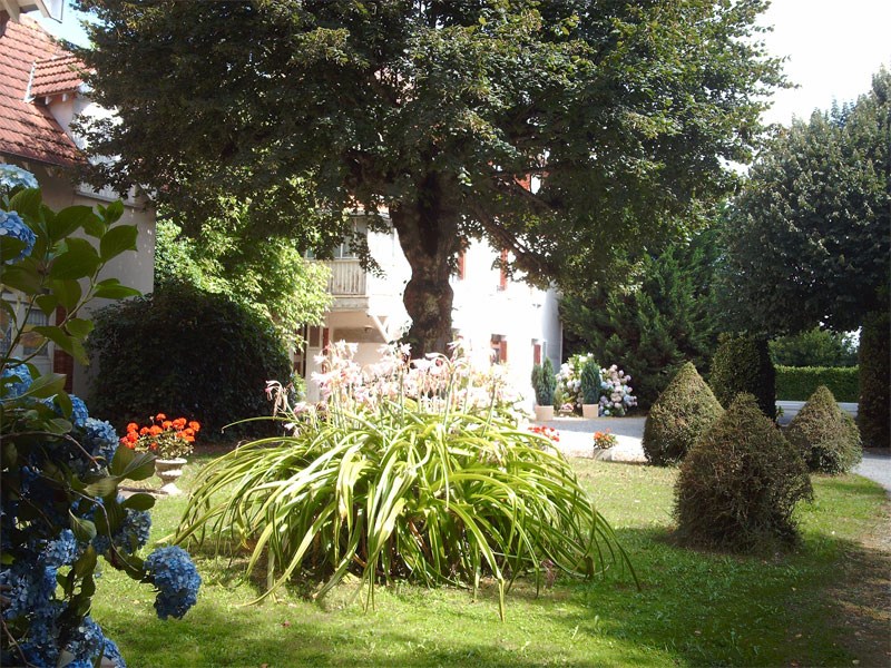 Parc ombragé du camping, avec parking privé gratuit | Pau, Ousse (64)